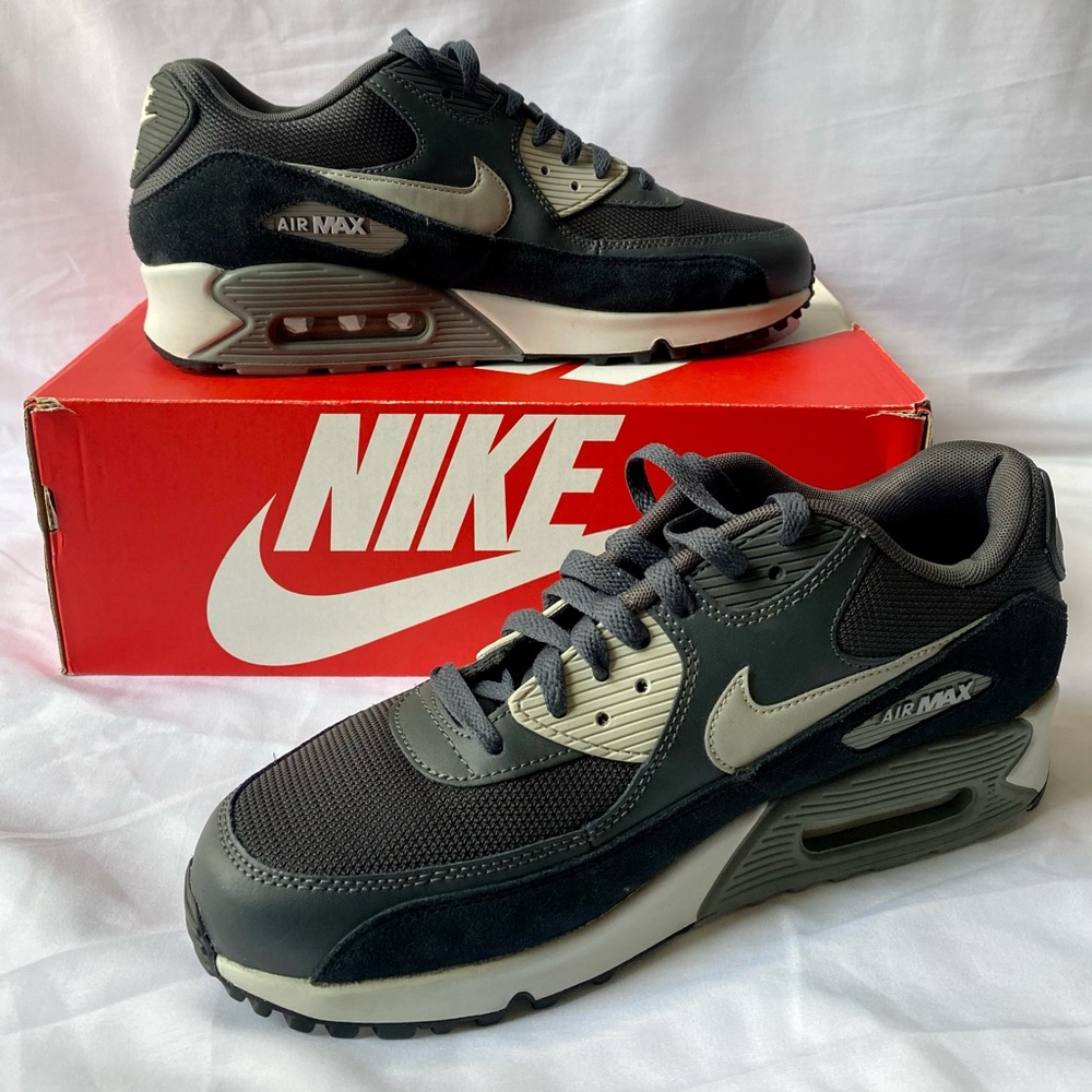 NIKE AIR MAX 90 ESSENTIAL